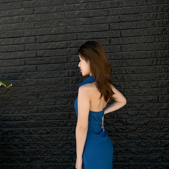 Korean-style women's sleeveless dress with a solid color slim fit designed. - Picture 3 of 8